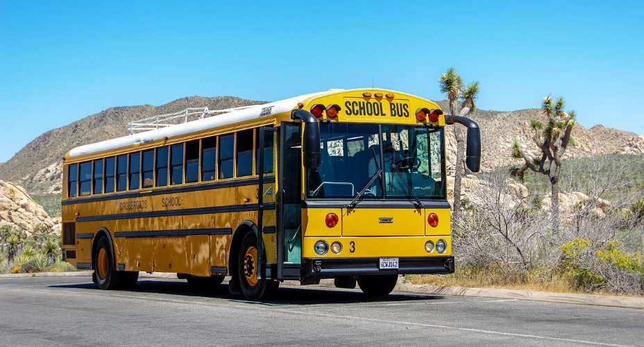 Gelber Schulbus auf der Straße